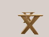 Tisch mit Massivholzplatte Eiche und massiven Eiche Tischgestell im X-Design