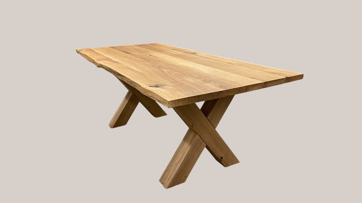 Tisch mit Massivholzplatte Eiche und massiven Eiche Tischgestell im X-Design