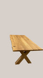 Tisch mit Massivholzplatte Eiche und massiven Eiche Tischgestell im X-Design