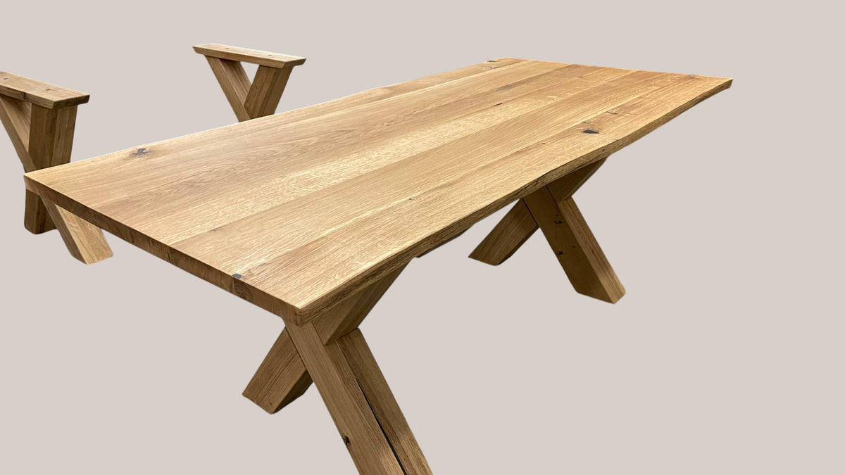 Tisch mit Massivholzplatte Eiche und massiven Eiche Tischgestell im X-Design