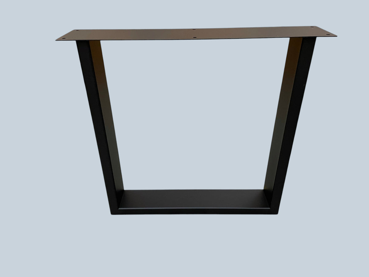 Tisch mit Massivholzplatte Eiche und Metall Tischgestelle im U-Design