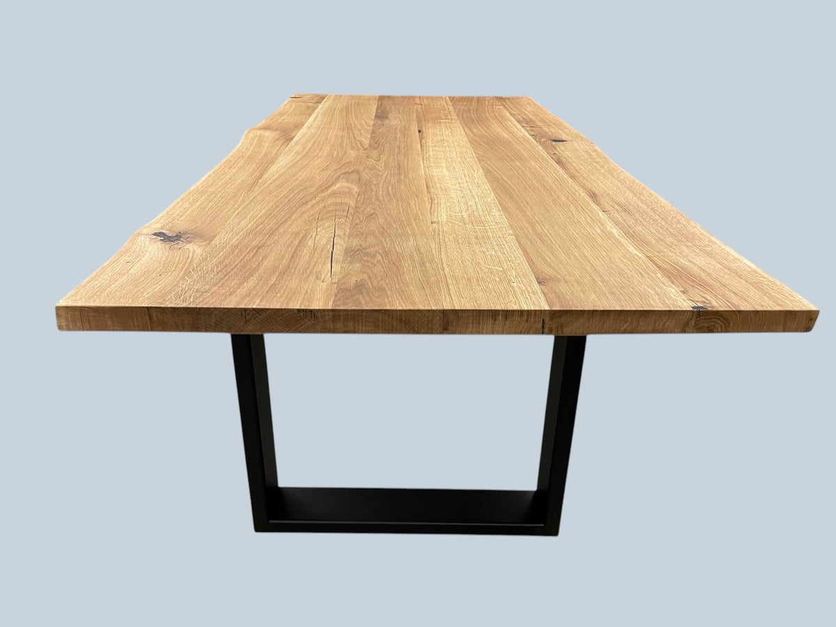 Tisch mit Massivholzplatte Eiche und Metall Tischgestelle im U-Design