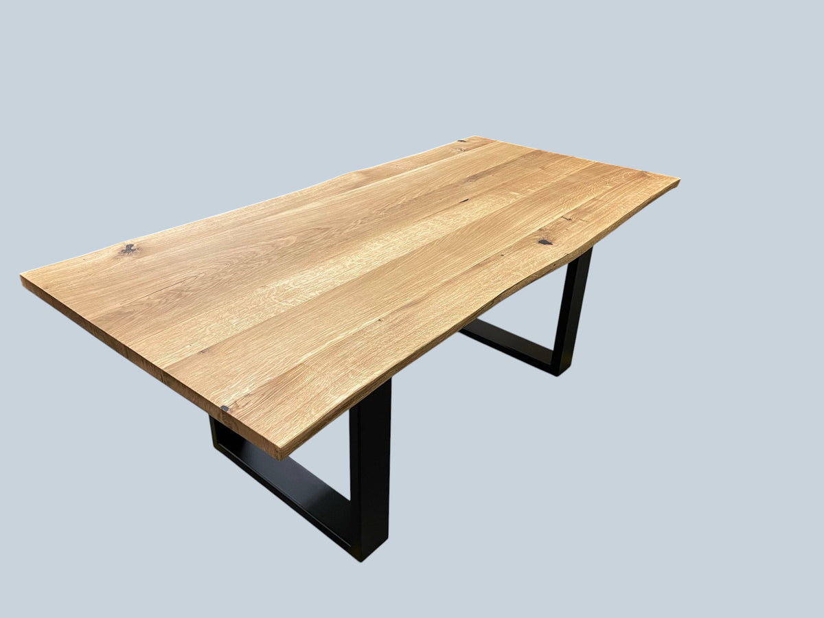 Tisch mit Massivholzplatte Eiche und Metall Tischgestelle im U-Design