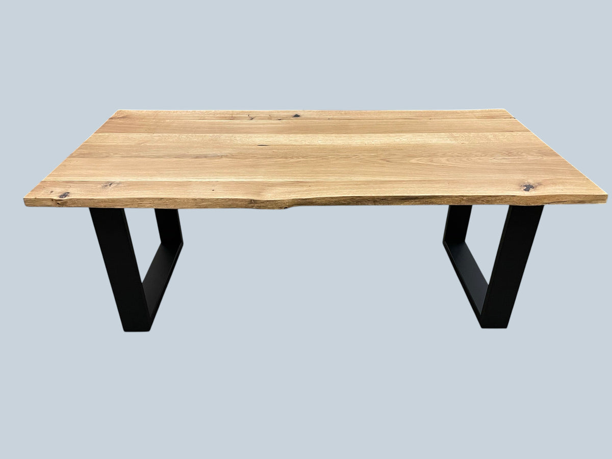 Tisch mit Massivholzplatte Eiche und Metall Tischgestelle im U-Design