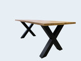 Tisch mit Massivholzplatte Eiche und Metall Tischgestelle im X-Design