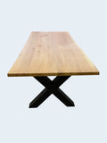 Tisch mit Massivholzplatte Eiche und Metall Tischgestelle im X-Design