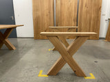Tisch mit Massivholzplatte Eiche und massiven Eiche Tischgestell im X-Design