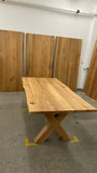 Tisch mit Massivholzplatte Eiche und massiven Eiche Tischgestell im X-Design