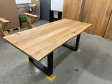 Tisch mit Massivholzplatte Eiche und Metall Tischgestelle im U-Design