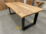 Tisch mit Massivholzplatte Eiche und Metall Tischgestelle im U-Design