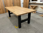 Tisch mit Massivholzplatte Eiche und Metall Tischgestelle im H-Design