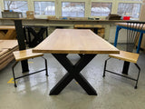 Tisch mit Massivholzplatte Eiche und Metall Tischgestelle im X-Design