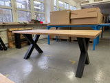 Tisch mit Massivholzplatte Eiche und Metall Tischgestelle im X-Design